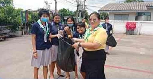 ดูแลนักเรียน และเข้าร่วมกิจกรรมบำเพ็ญประโยชน์ทำความสะอาดลานหน้าวัดหนองแขม
