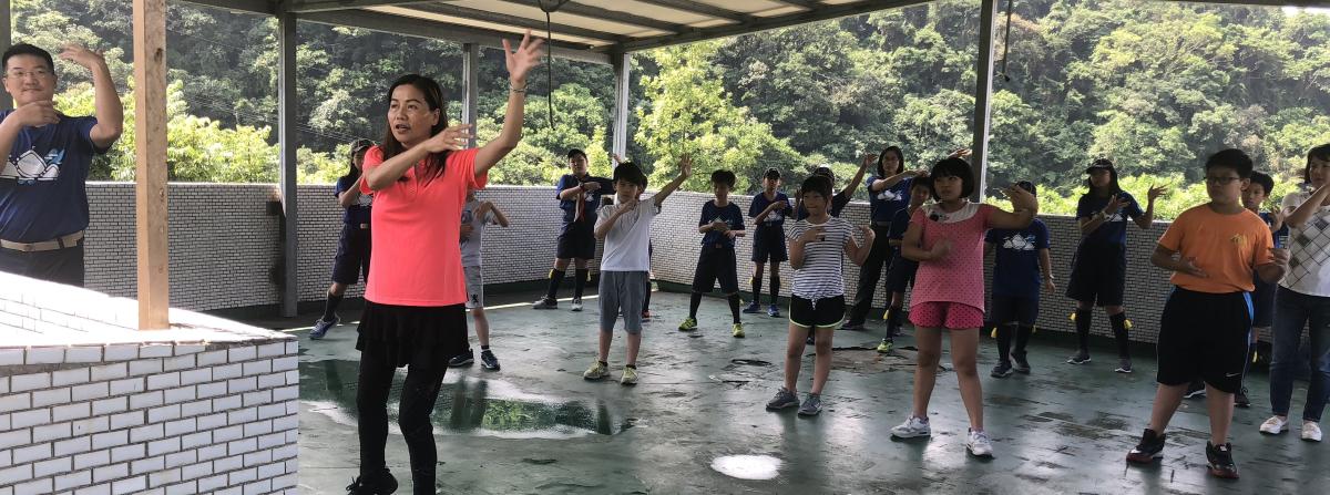 小狼們準備舞蹈到全國大露營表演