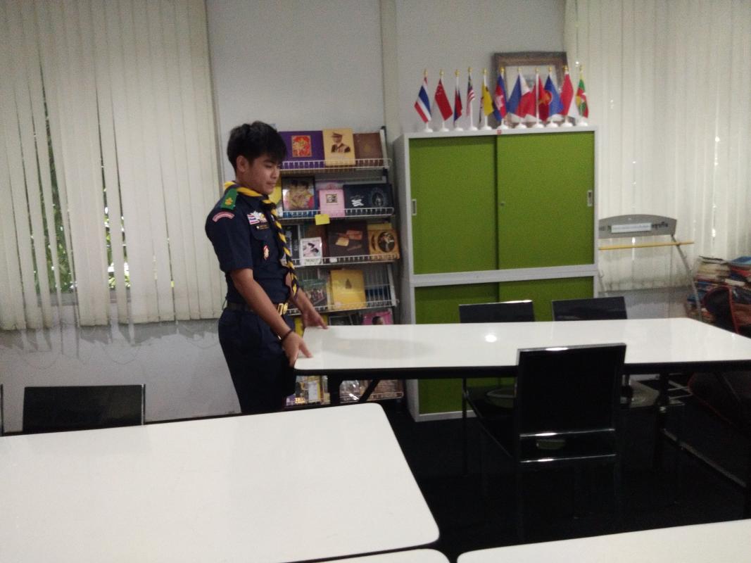 ช่วยจัดโต๊ะบนห้องสมุดให้นักเรียนนั่งอ่านหนังสือ