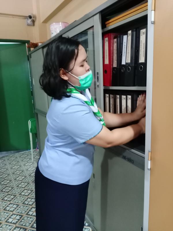 จิตอาสาจัดเรียงเอกสารในห้องทำงาน