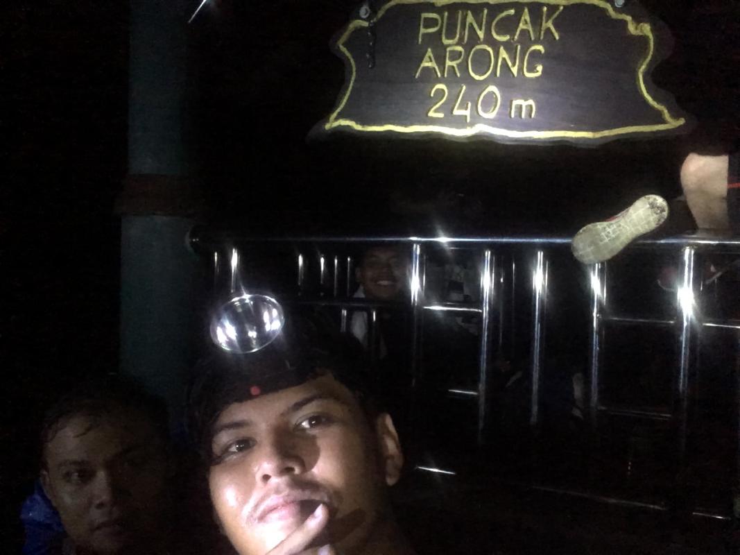 Mendaki Gunung Arong