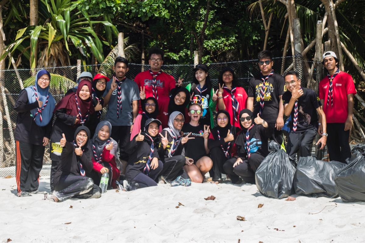 PROGRAM PEMBERSIHAN PANTAI (BEACH CLEANING) DALAM KEM PERDANA (LENCANA PERKHIDMATAN) DI PULAU PERHENTIAN, TERENGGANU