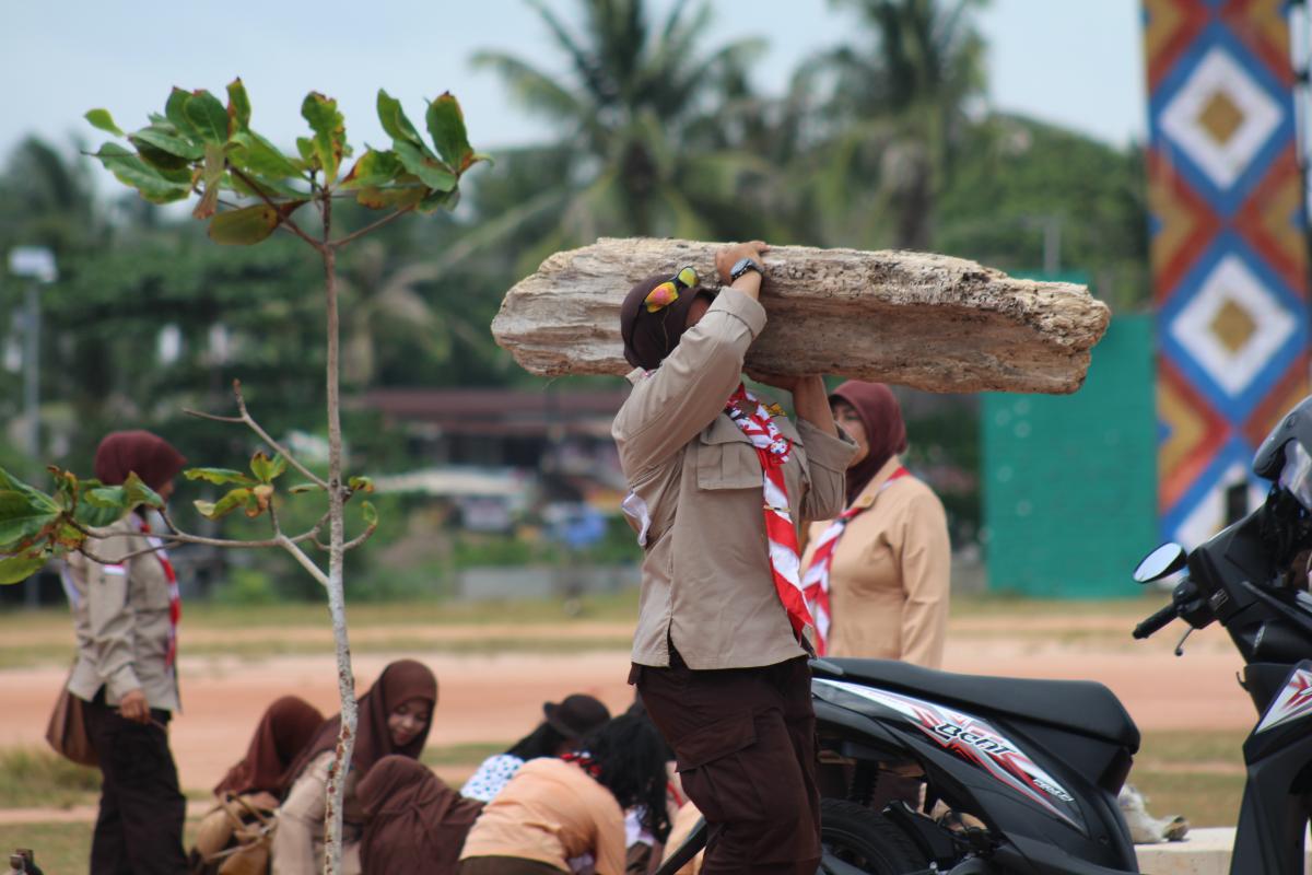 ACTION SPONTANEOUS CHILD SCOUT NATUNA