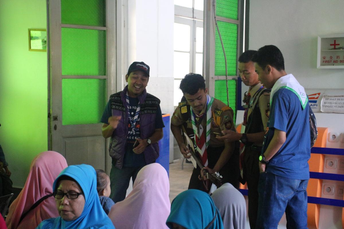 Singing "Perjalanan Damai" in the Railway Station