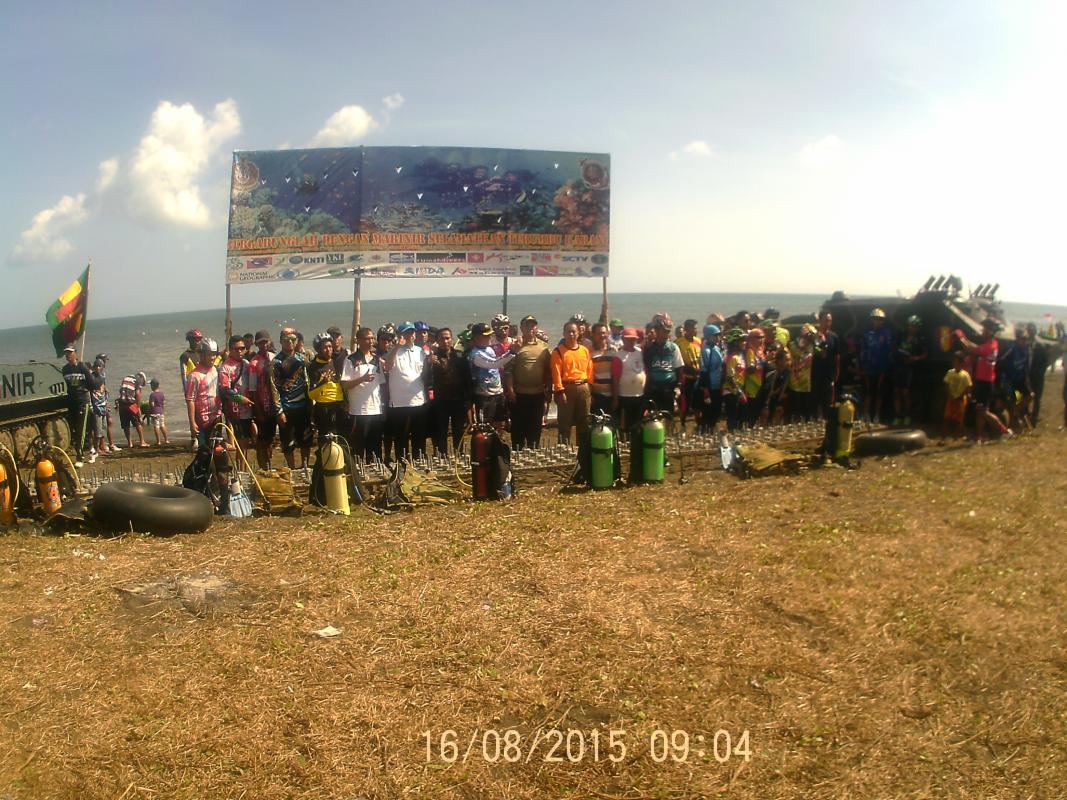 anggota Brigade Penolong 1312 Kwarcab Situbondo ikut serta menyelam di dasar laut melindungi dan merawat terumbu karang.