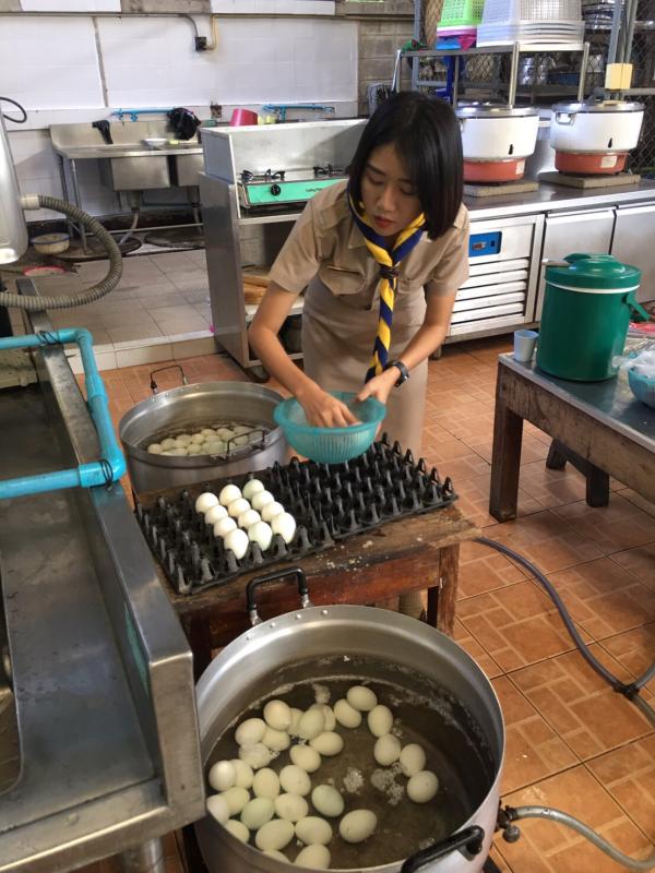 ผู้กำกับลูกเสืออาสาทำไข่เค็ม