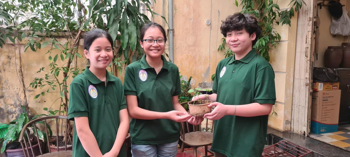 (Ha Noi, Trang An Troop) Girl Scouts and Boy Scouts give emerged plants to each others as spreading message of Word Environmental Day