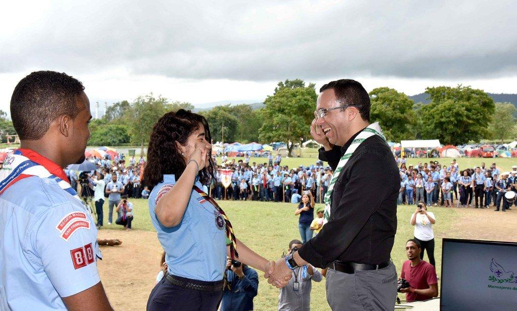 Scouts Dominicanos entregan Pañoleta de Mensajeros de la Paz al Ministro de Educación de RD
