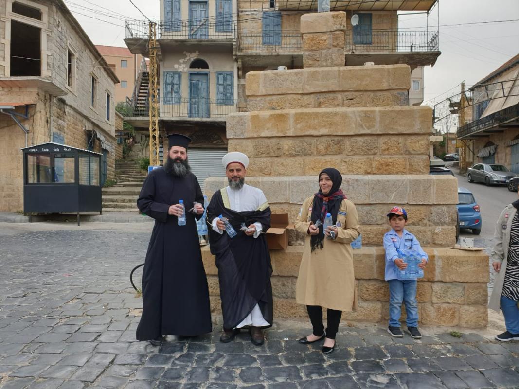 بمبادرة وطنية لتأكيد العيش المشترك مفوض مرجعيون وحاصبيا في الكشاف المسلم الشيخ حسين نادر والأب فيليب عقلة يوزعان التمر  والماء قبيل الافطار على السيارات والمارة.