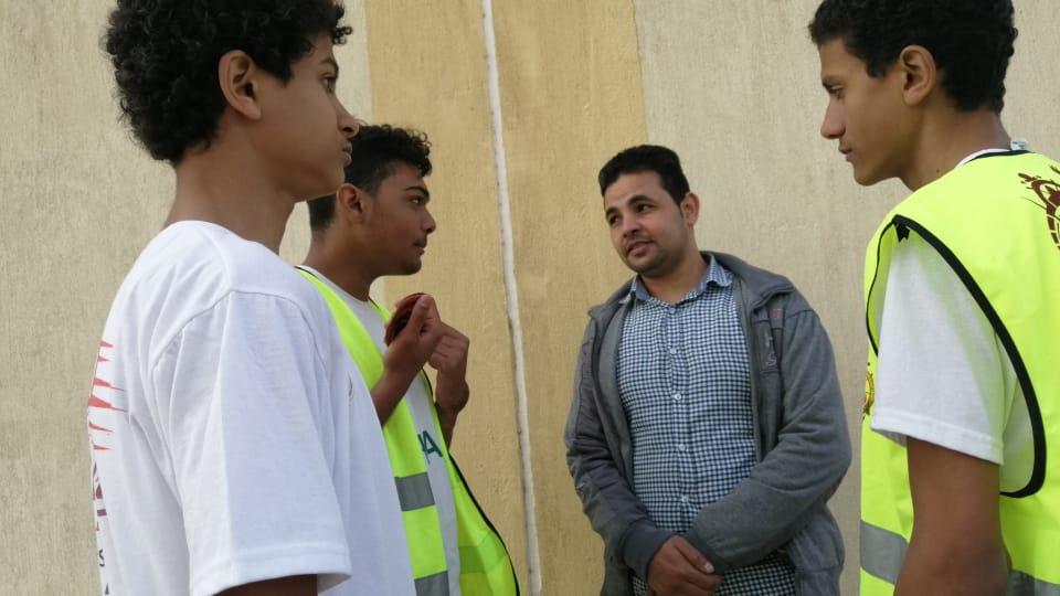 محادثه مع افراد من مسافرين عن اهداف تنميه مستدامه