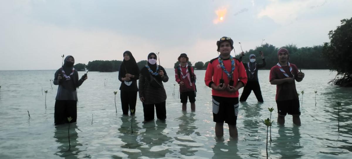 To Celebrate World Environment Day, the Community Association of Sekawan Persada  Nusantara (SAKO SPN) Depok City held Mangrove Planting