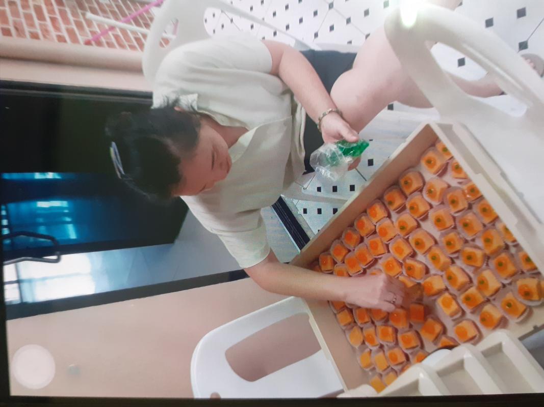 จัดเตรียมขนมถวายเพลพระ