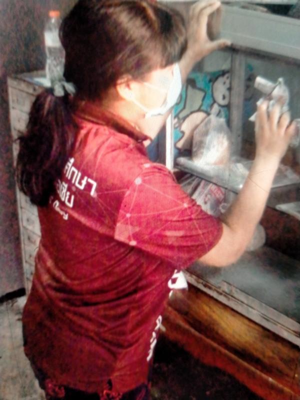 ช่วยเเม่เช็ดกระจก