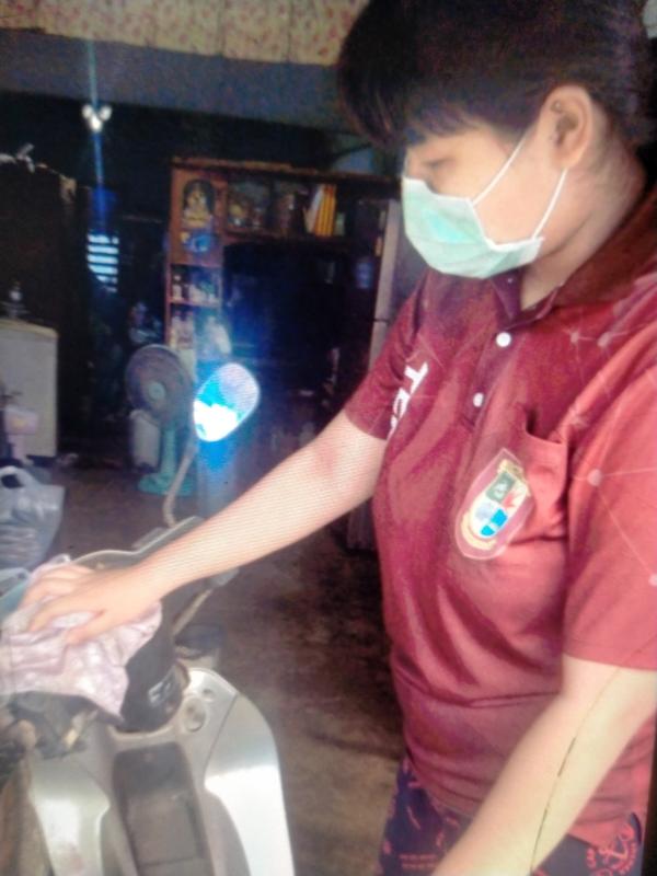 ช่วยเเม่ทำความสะอาดรถมอเตอร์ไซค์