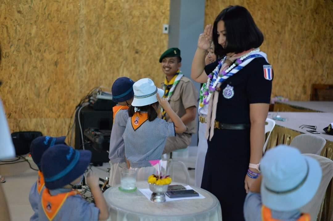 ลูกเสือบีเวอร์ทำความเคารพประธาน