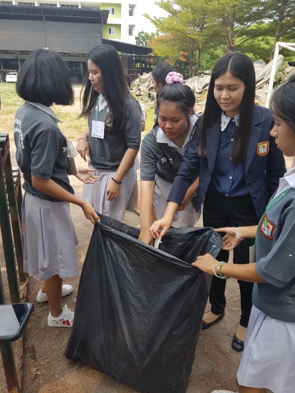 ร่วมกิจกรรมจิตอาสาเก็บขยะริมคลอง