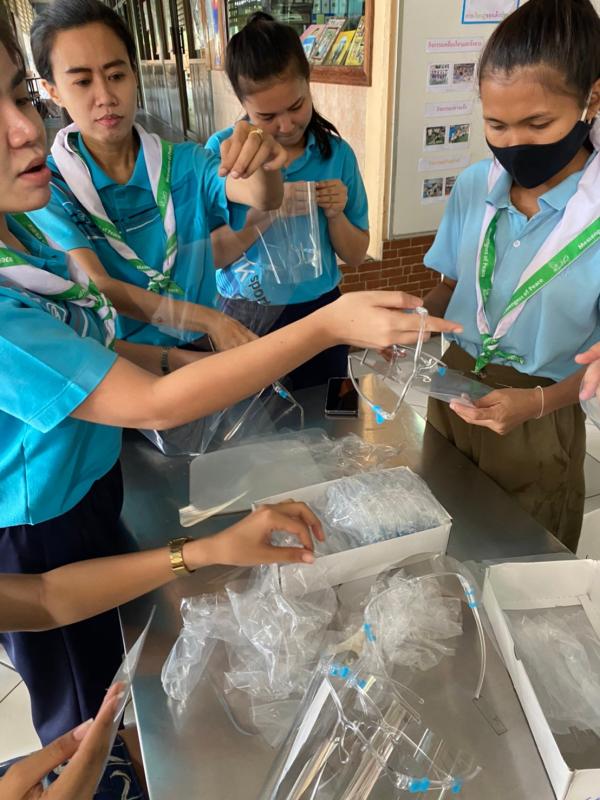 ร่วมทำหน้ากากใส Face Shield เพื่อป้องกันเชื้อโรค


