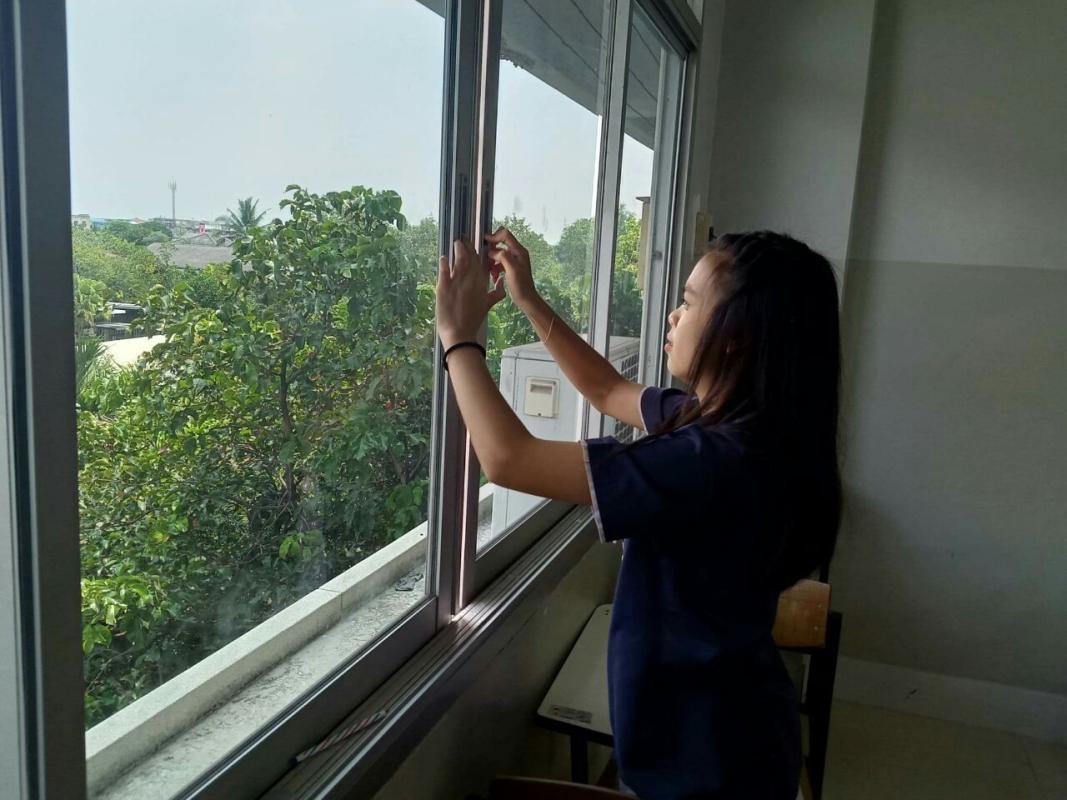 ตรวจเช็คประตูหน้าต่างห้องเรียน