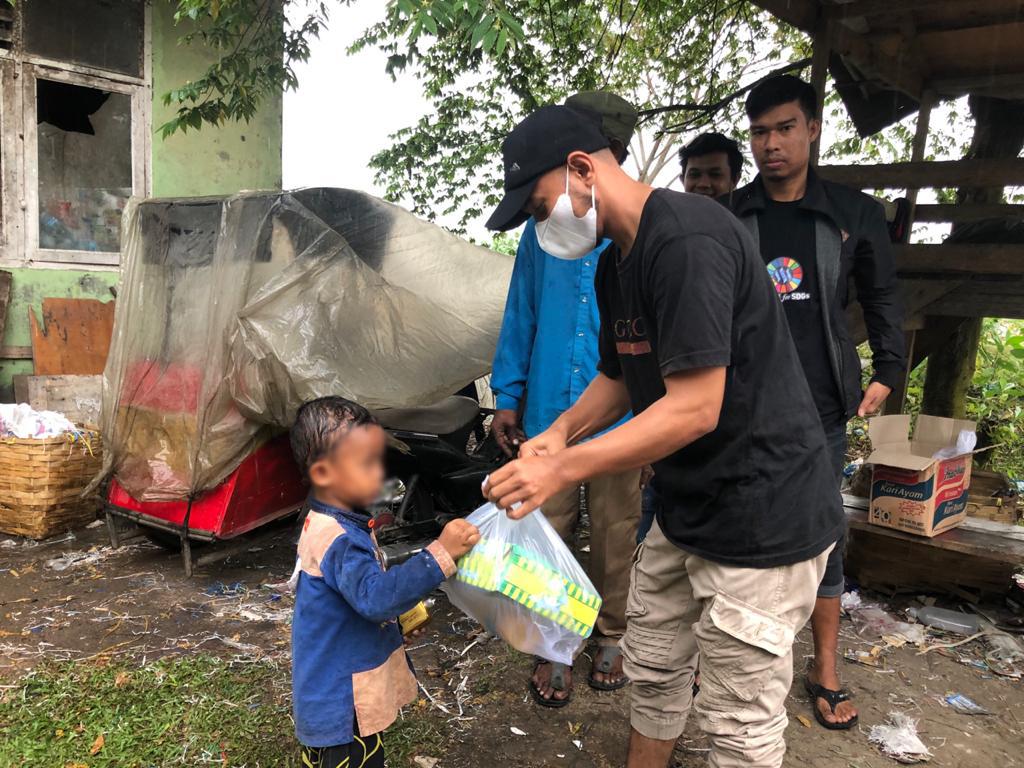 Distribution of Iftar Packages and Multivitamins to Environmental Heroes