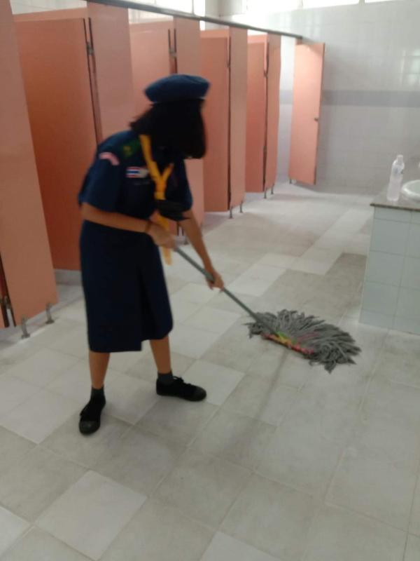 ถูพื้นห้องน้ำ