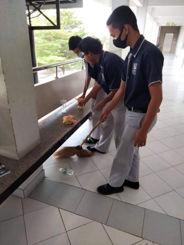 เก้บขยะหน้าห้องเรียน