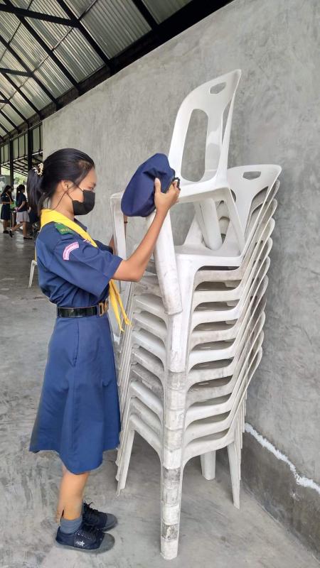 ยกเก้าอี้ที่โรงอาหารที่วิทยาลัยอาชีวศึกษาเทคโนโลยีเอเชีย