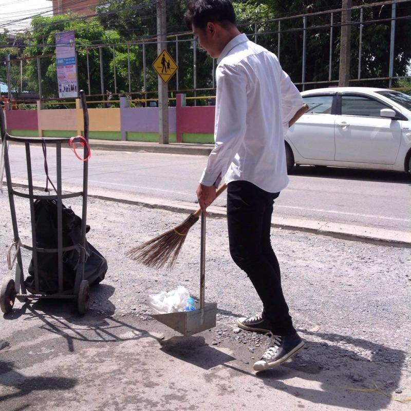 ทำความสะอาดถนนริมทาง