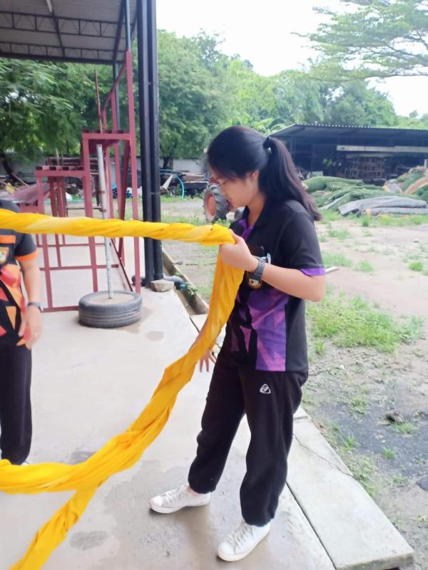 ช่วยผูกผ้าจัดซุ้มในวันงานผู้นำสันติภาพไทย62