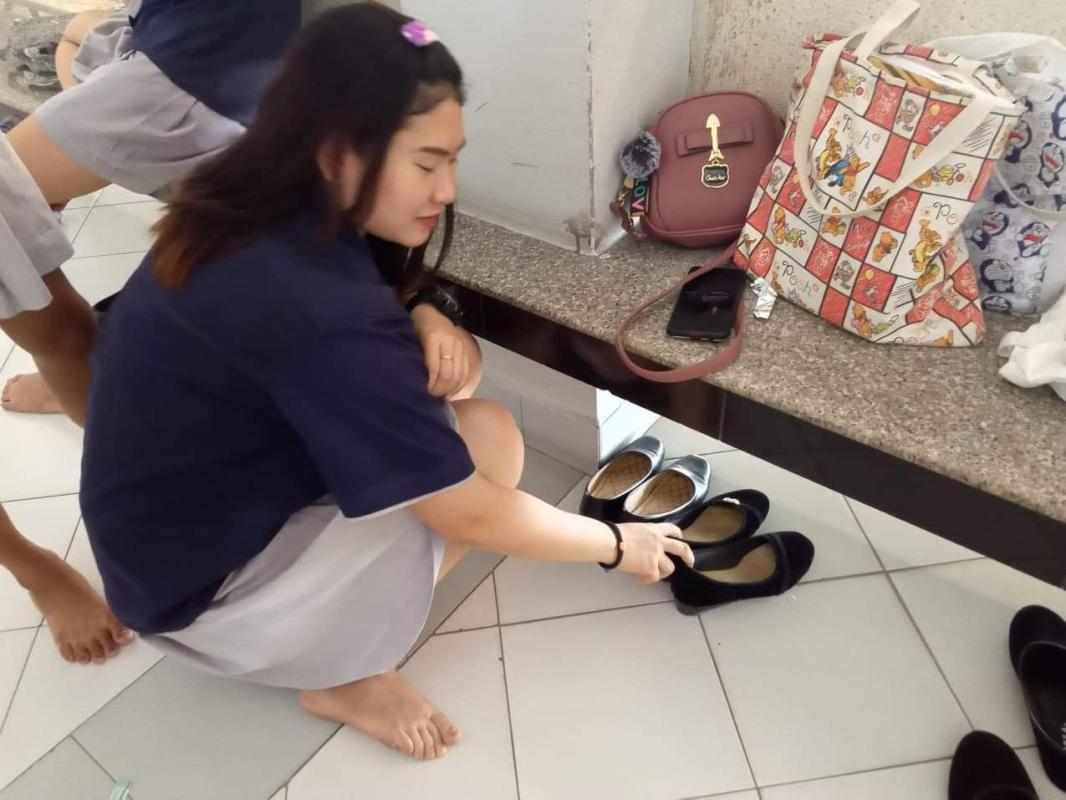 จัดรองเท้าหน้าชั้นเรียน