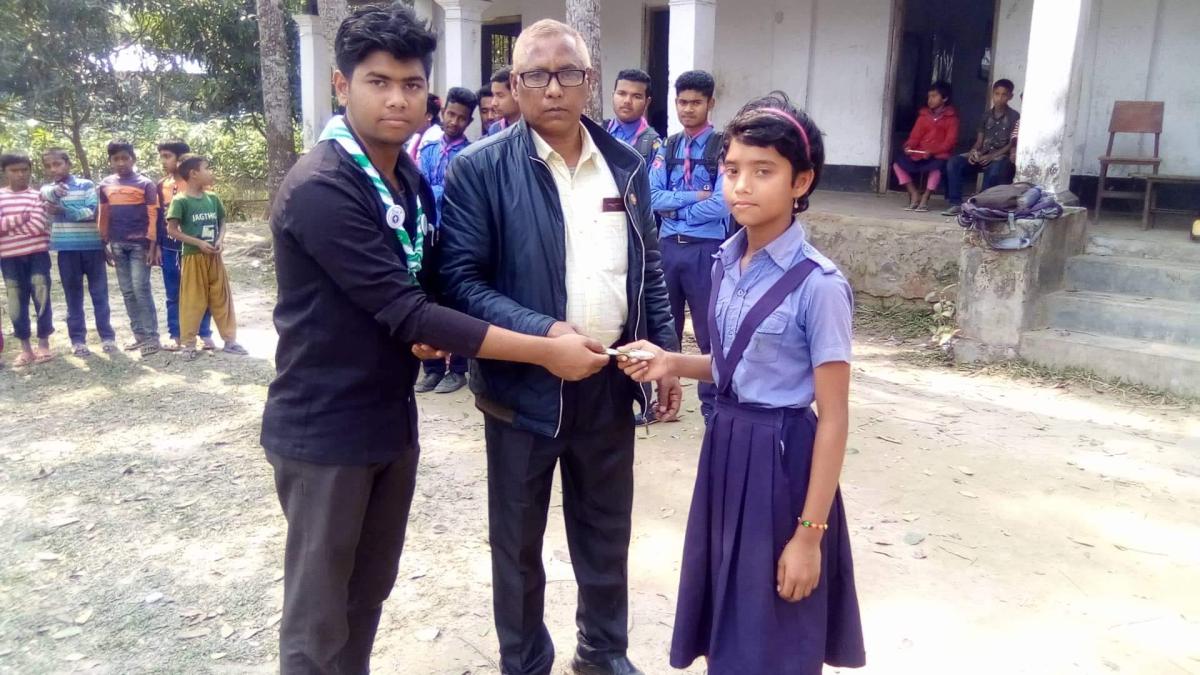হাইকিং শেষে পুরস্কার বিতরণ