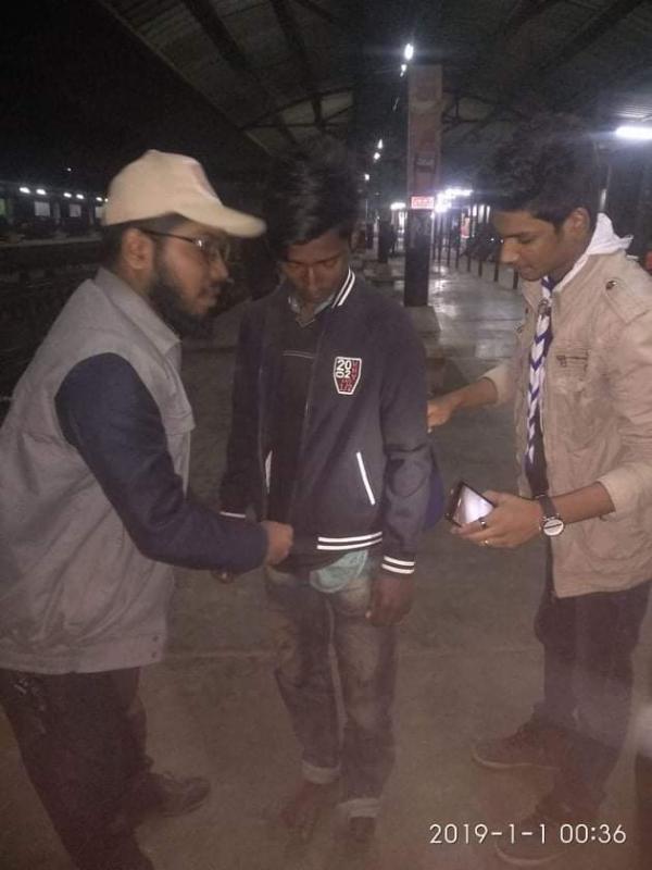 পথো শিশুদের মাঝে শীতবস্র বিতরণ।।