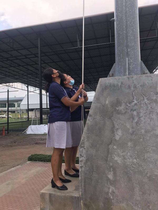 จิตอาสาปฏิบัติชักธง