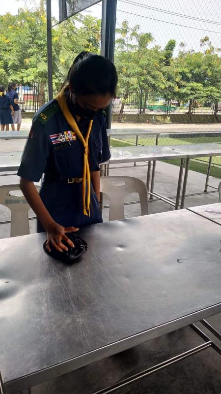 เช็ดโต๊ะที่โรงอาหาร