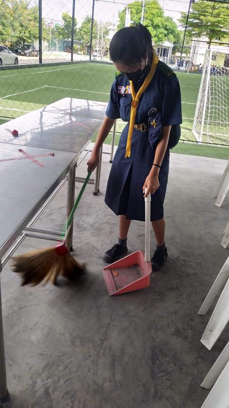 กวาดพื้นที่โรงอาหารที่วิทยาลัยอาชีวศึกษาเทคโนโลยีเอเชีย