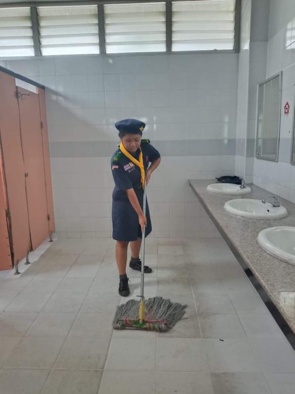 ทำความสะอาดถูพื้นในห้องน้ำ