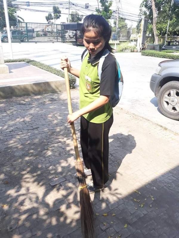 กวาดลานโรงเรียน