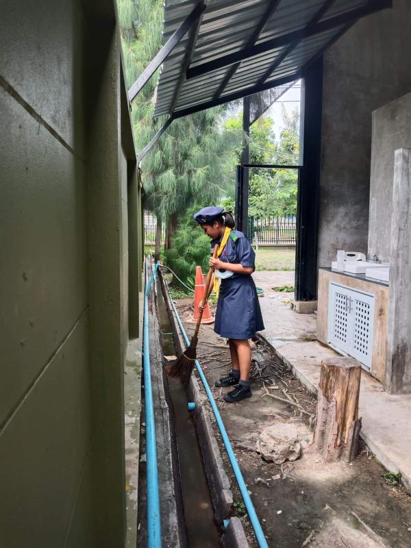 จิตอาสากวาดขยะในน้ำ