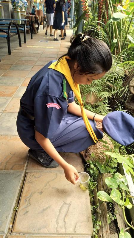 เก้บขยะที่โรงเรียนจันสิริ