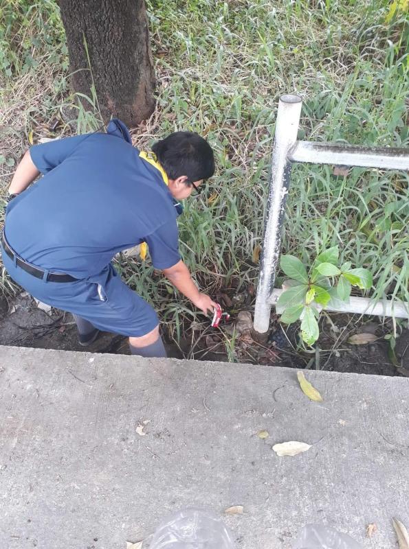 เก้บขยะข้างคลอง