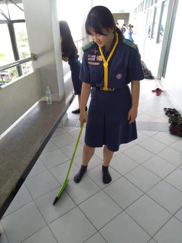 กวาดพื้นหน้าระเบียง
