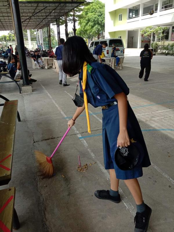 กวาดเศษใบไม้