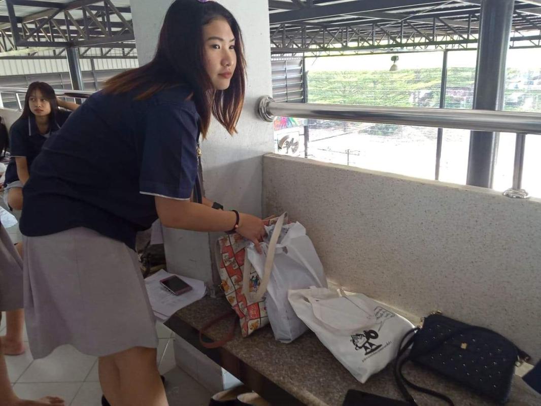 จัดกระเป๋าหน้าชั้นเรียน