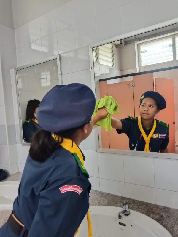 ทำความสะอาดถูกระจกในห้องน้ำ