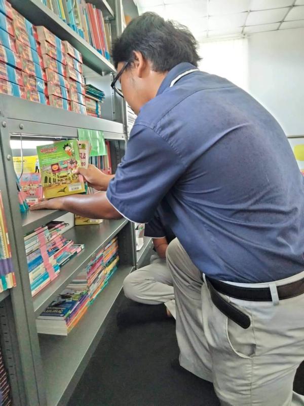 จัดหนังสือในห้องสมุด