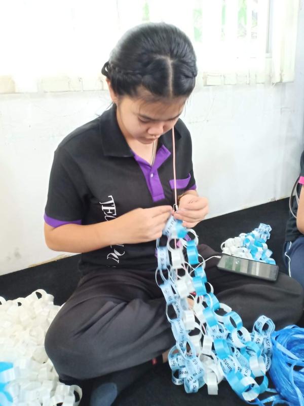 อาสาทำริบบิ้นเนื่องในงานครบรอบ65ปี โรงเรียนจัทรศิริ