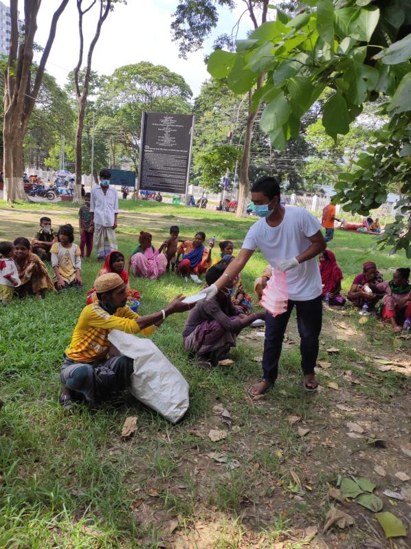 করোনা পরিস্থিতির সময় অসহায় মানুষকে খাবার প্রধান করা 
