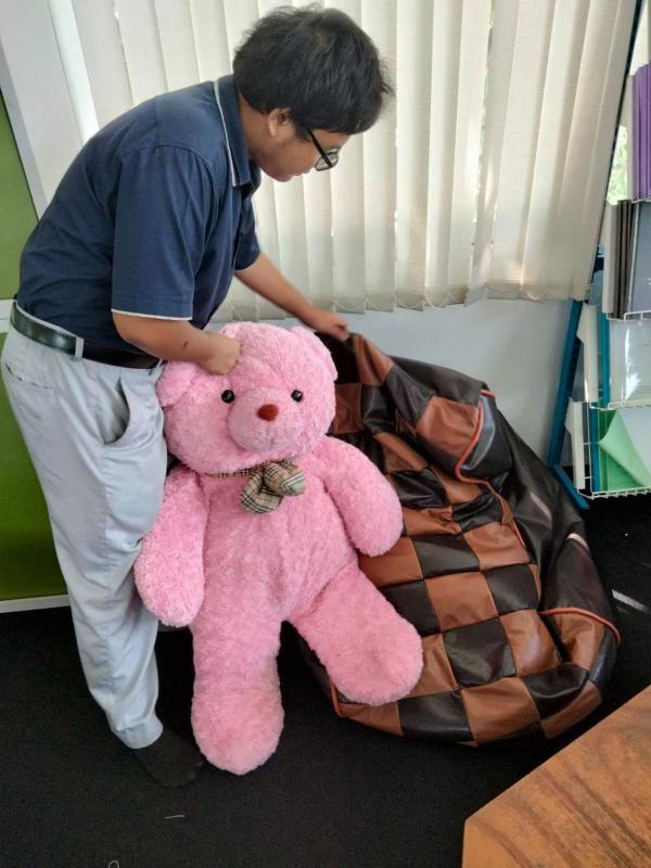 จัดของในห้องสมุด