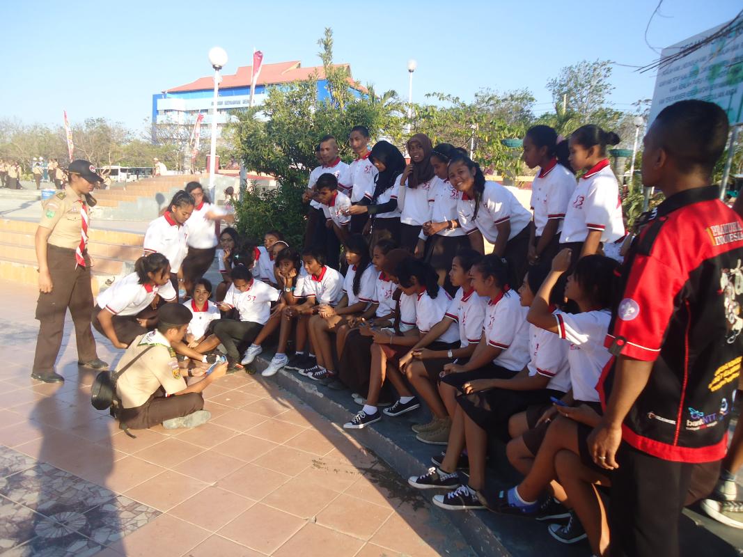Menyebarkan virus virus perdamaian :D
