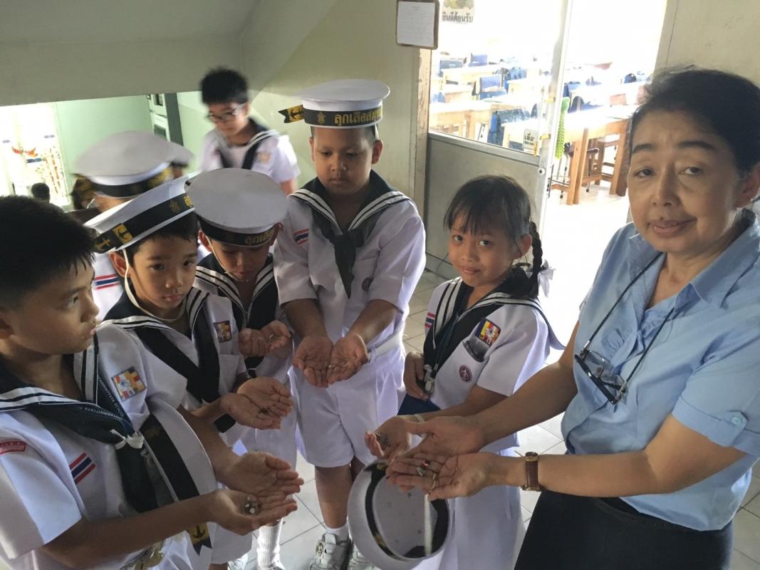 กิจกรรมจิตอาสาทำความสะอาดพื้นโรงเรียน