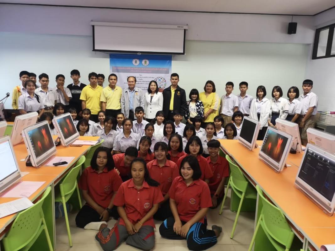 โครงการส่งเสริมการใช้สื่อออนไลน์และเครือข่ายสังคมออนไลน์อย่างสร้างสรรค์ (สร้างรายได้จาก Social media)